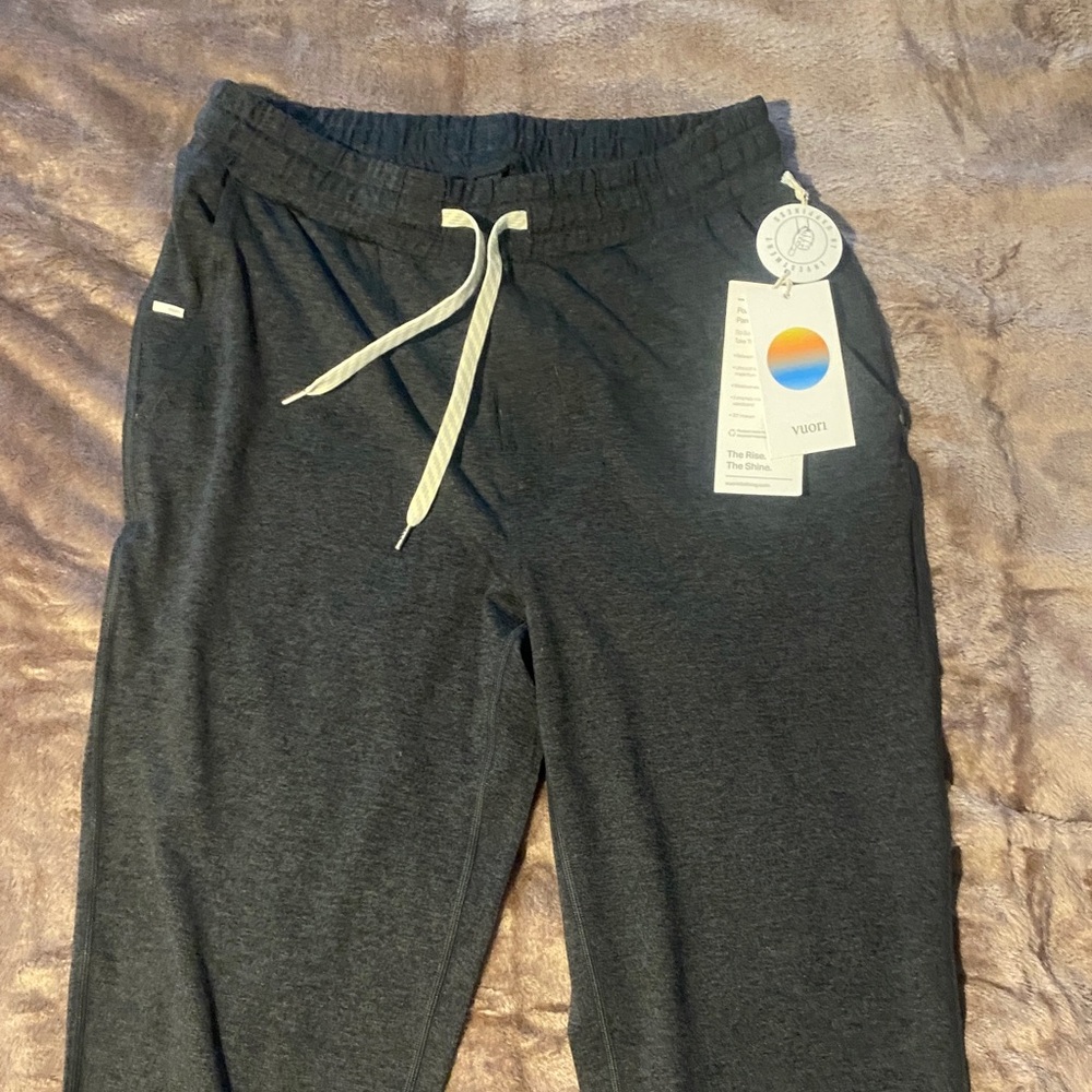 Vuori Men’s Size M Ponto Performance Pants in Charcoal Heather 30” inseam NWT!